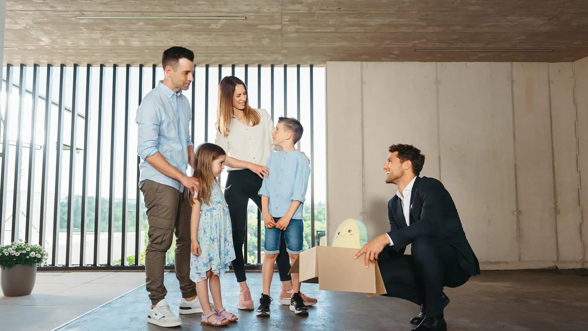 agente remax nella nuova casa con una famiglia con bambini sorridenti per il nuovo acquisto